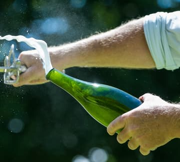 /bierwissen/biermomente/bier-sabrieren.html