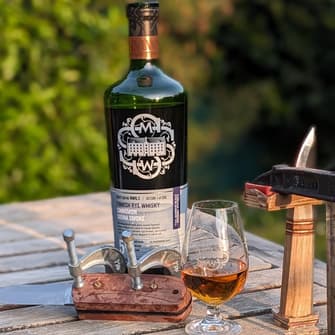 Wunderbarer, entspannter Abend. Ein bisschen Werkeln in der Abendsonne und dazu ein herrlicher finnischer Whisky von der @smws_germany der neben Zimt und Gewürzen auch schöne Holzaromen mitbringt die sich herrlich mit dem Schleifstaub der in der Luft liegt vermengen...