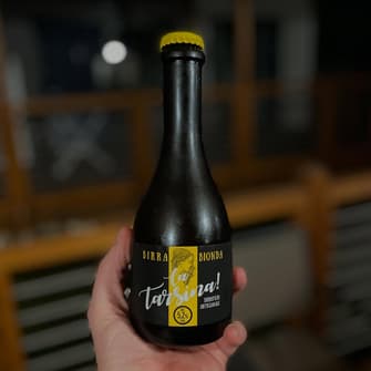 Im Italien-Urlaub mal im Supermarkt eingesteckt: das La Tarsina Blonde von @birraflea Bin sehr gespannt. Sonst muss man handwerkliche Biere bisher in der Gegend hier echt suchen 🤷‍♂️
Was ich echt mag sind die Bierflaschen bei italienischem handwerklichem Bier 😍
